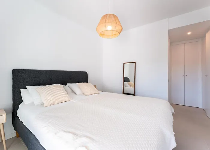 Middle Views West アパート