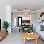 Middle Views West Apartment *