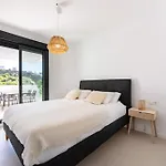 Middle Views West Apartment *