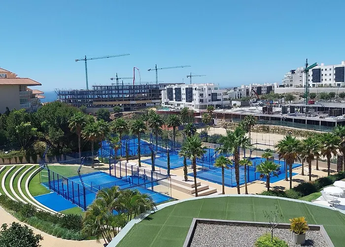 Middle Views West Apartment