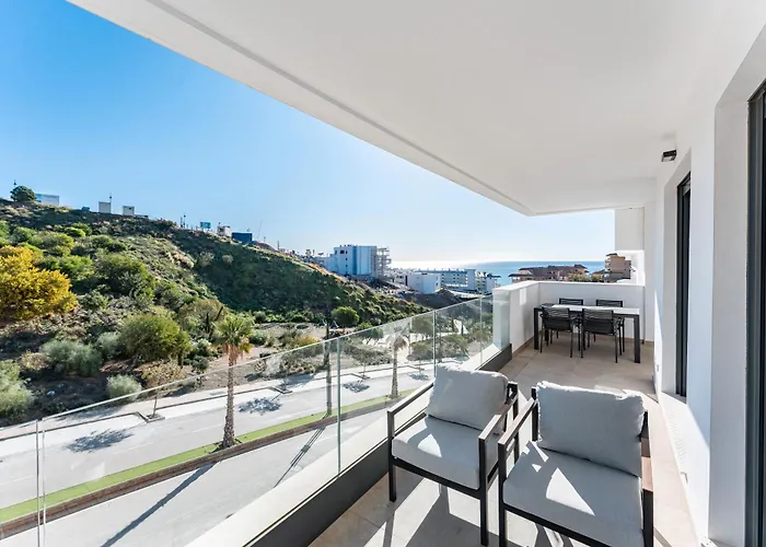 Middle Views West Apartment